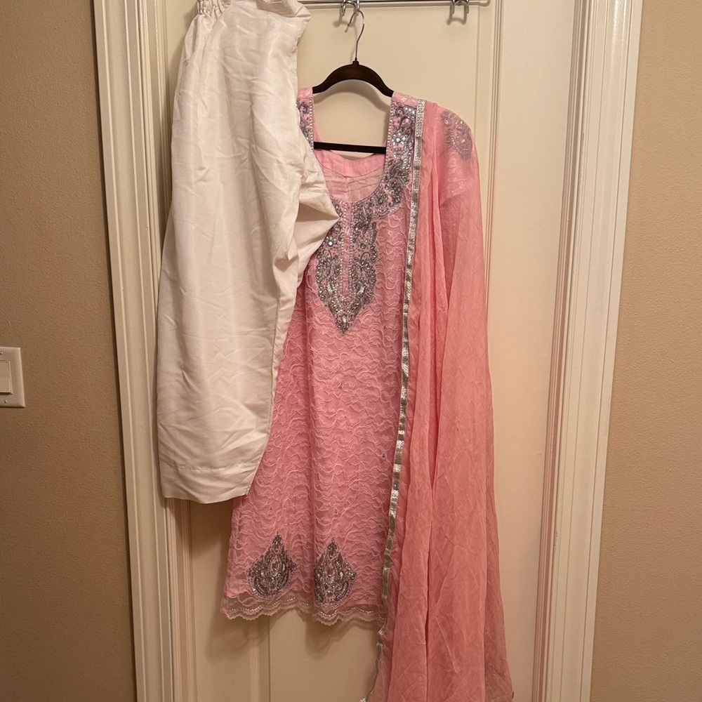 NWOT rich French Lace Indian/pakistani dress, white pants &pure chiffon dupatta